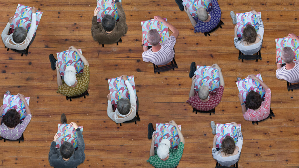 voyageFlaque10a Chacun vit dans la compagnie de quelqu’un d’autre. Ce quelqu’un existe vraiment ; il se trouve à notre exact opposé sur la terre. C’est notre contrepoids. Si nous allons dans un sens, il va dans l’autre. Nous nous maintenons en équilibre. Parfois c’est nous qui menons, parce que nos intentions sont plus fortes que les siennes, parfois c’est lui. Nous le ressentons comme une ombre, et lui doit nous voir aussi comme cela. Mais nous sommes tous les deux réels. C’est la personne qui nous est la plus proche, et c’est la seule que nous ne pourrons jamais rencontrer.