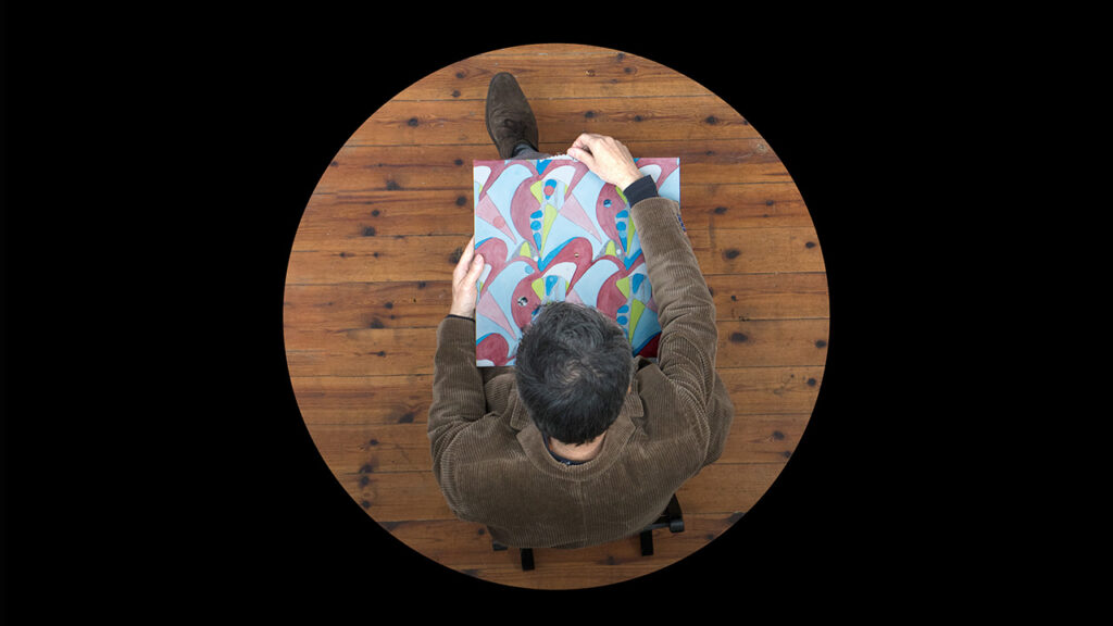 voyageFlaque11a Chacun vit dans la compagnie de quelqu’un d’autre. Ce quelqu’un existe vraiment ; il se trouve à notre exact opposé sur la terre. C’est notre contrepoids. Si nous allons dans un sens, il va dans l’autre. Nous nous maintenons en équilibre. Parfois c’est nous qui menons, parce que nos intentions sont plus fortes que les siennes, parfois c’est lui. Nous le ressentons comme une ombre, et lui doit nous voir aussi comme cela. Mais nous sommes tous les deux réels. C’est la personne qui nous est la plus proche, et c’est la seule que nous ne pourrons jamais rencontrer.