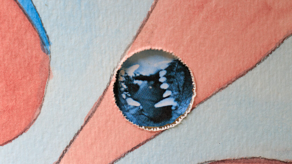 voyageFlaque12a Chacun vit dans la compagnie de quelqu’un d’autre. Ce quelqu’un existe vraiment ; il se trouve à notre exact opposé sur la terre. C’est notre contrepoids. Si nous allons dans un sens, il va dans l’autre. Nous nous maintenons en équilibre. Parfois c’est nous qui menons, parce que nos intentions sont plus fortes que les siennes, parfois c’est lui. Nous le ressentons comme une ombre, et lui doit nous voir aussi comme cela. Mais nous sommes tous les deux réels. C’est la personne qui nous est la plus proche, et c’est la seule que nous ne pourrons jamais rencontrer.